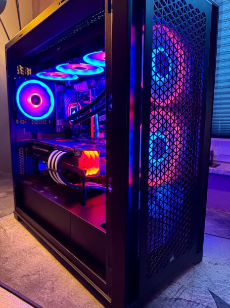 Gaming-PC-Gehäuse mit bunten RGB-Lüftern und beleuchtetem Innenraum.