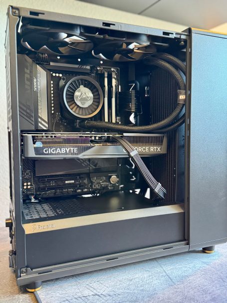 Eingebauter Gaming-PC mit Grafikkarte und Wasserkühlungssystem.