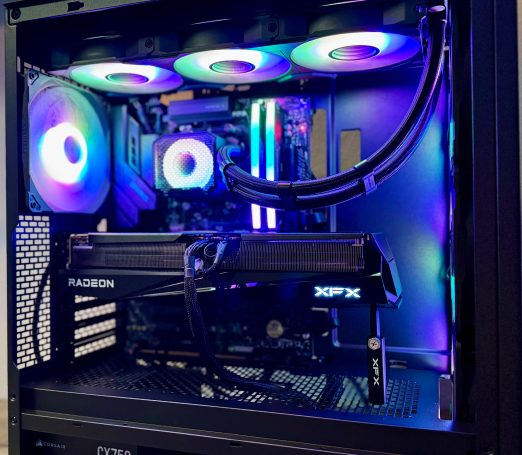 Ein beleuchteter Gaming-PC mit RGB-Lüftern und leistungsstarker Grafikkarte.