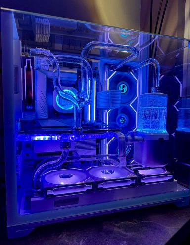 Ein moderner Gaming-PC mit blauem Beleuchtungssystem und sichtbaren Kühlschläuchen.