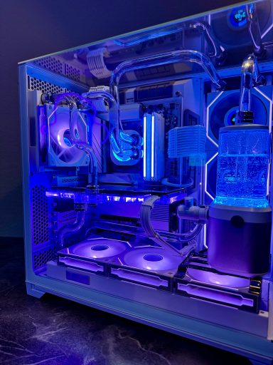 Ein moderner PC mit blauen LED-Lichtern und ausgeklügeltem Kühlsystem.