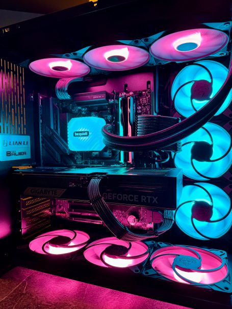 Modular PC-Gehäuse mit bunten RGB-Lüftern und einem leistungsstarken Kühlsystem.