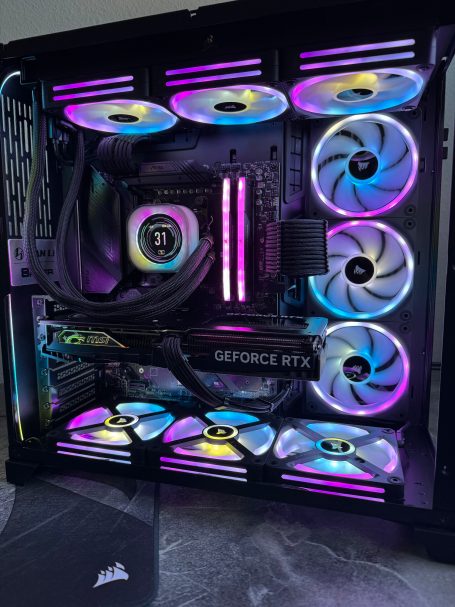 Ein Gaming-PC mit bunten RGB-Lichtern und mehreren Kühllüftern.