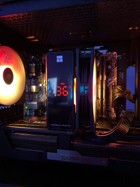 Innenansicht eines Gaming-PCs mit bunten Lichtern und Temperaturanzeige.