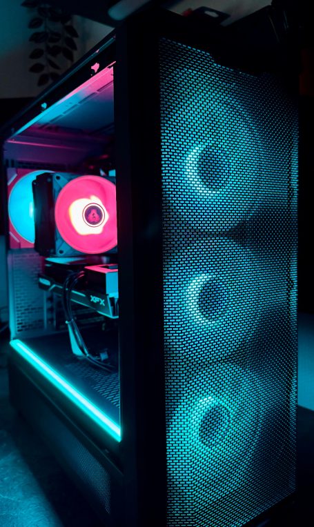 Ein Gaming-PC mit bunten LED-Lichtern und stilvollen Kühlern.