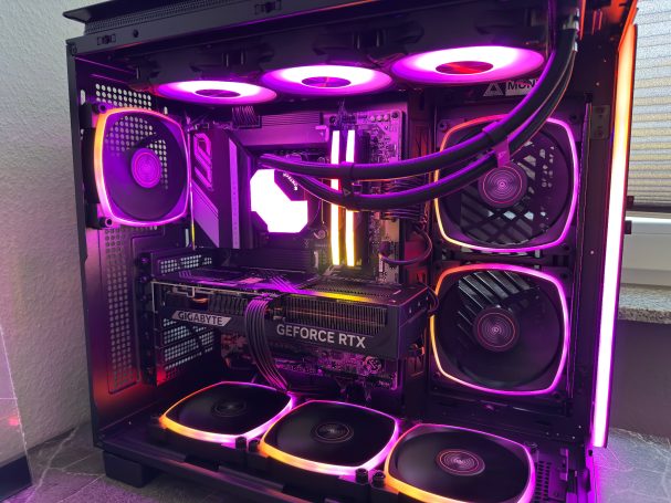 Ein moderner Gaming-PC mit bunten RGB-Lichtern und mehreren Kühlern.