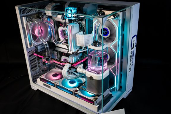Ein eleganter Gaming-PC mit RGB-Beleuchtung und transparentem Gehäuse.