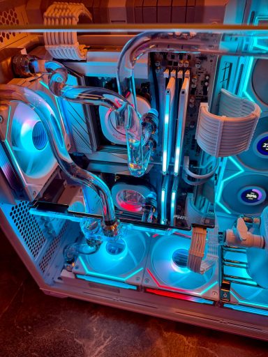 Bunte, beleuchtete PC-Komponenten mit Kühlsystem und leuchtenden Lüftern.