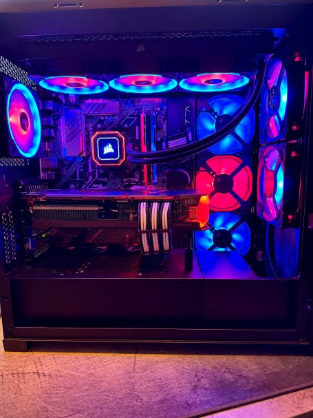 Ein moderner Gaming-PC mit bunten LED-Lichtern und sichtbaren Komponenten.