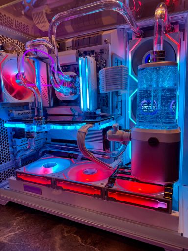 Futuristischer Gaming-PC mit bunten LED-Leuchten und transparentem Wasserkühlungssystem.