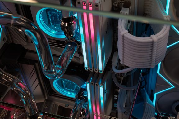 Bunte RGB-Beleuchtung und Kühler in einem modernen Computergehäuse.