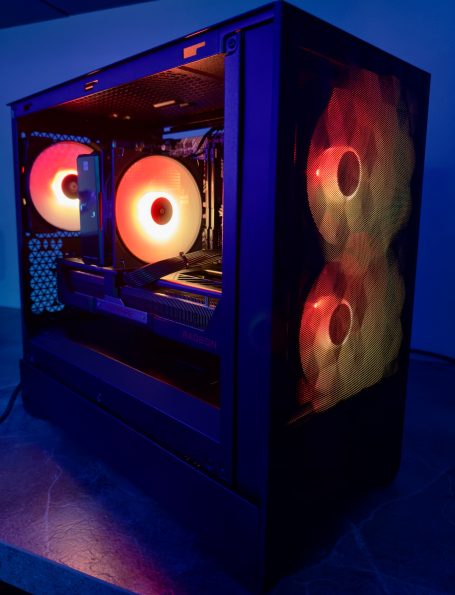 Ein moderner PC mit bunten, beleuchteten Lüftern und einem transparenten Gehäuse.