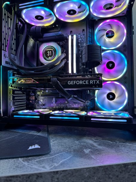 Ein PC-Gehäuse mit RGB-Lüftern, einer GeForce RTX-Grafikkarte und Wasser Kühlung.