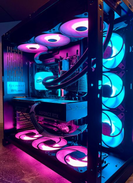Ein moderner Computer mit leuchtenden RGB-Lüftern in Blau und Pink.