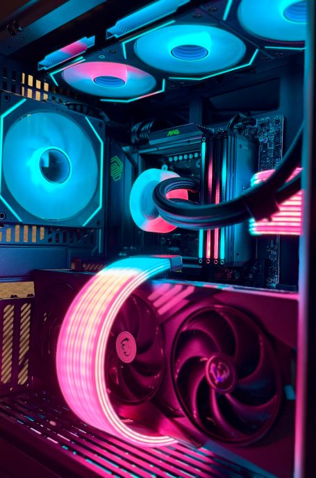 Bunte RGB-Beleuchtung in einem PC-Gehäuse mit Kühlkomponenten und Ventilatoren.