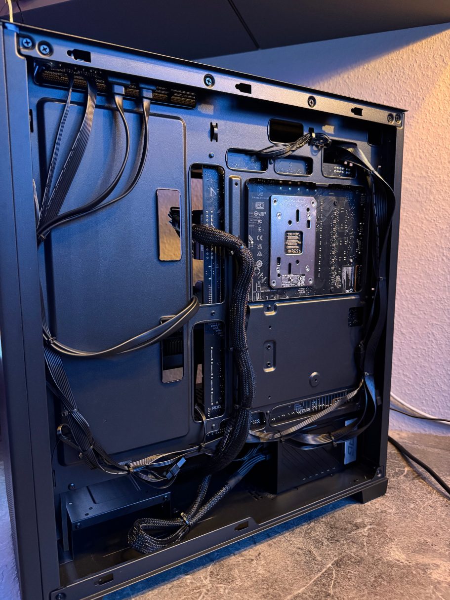Ein PC-Gehäuse mit sichtbaren Kabeln und Komponenten im Inneren.