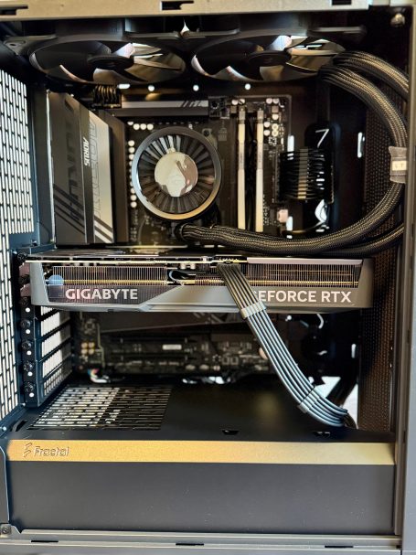 Ein moderner Gaming-PC mit leistungsstarker Grafikkarte und Kühlsystem.