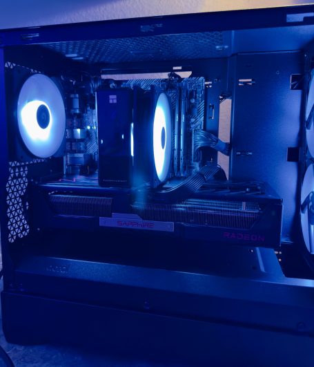 Ein PC-Gehäuse mit blauen LED-Lüftern und modernen Komponenten.