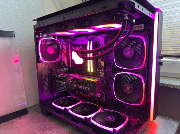 Ein PC-Gehäuse mit RGB-Beleuchtung und mehreren Lüftern.