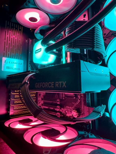 Nahaufnahme eines Gaming-PCs mit beleuchteten Komponenten und RTX-Grafikkarte.