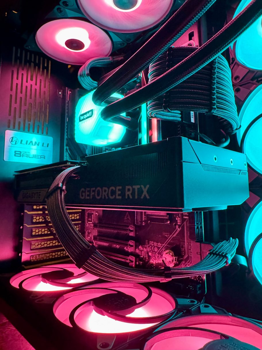 Ein Gaming-PC mit RGB-Beleuchtung und einer NVIDIA RTX-Grafikkarte.