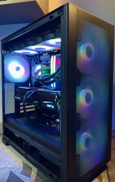 Gamer-PC-Gehäuse mit RGB-Lüftern und sichtbarem Innenleben.