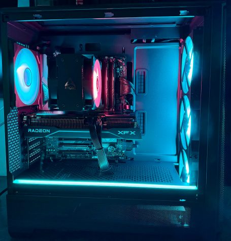 Ein moderner PC mit bunten RGB-Lüftern und einer transparenten Gehäusefront.